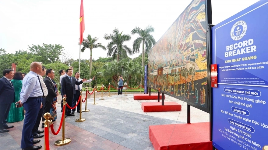 Guinness World Records honours world's largest lacquer painting in Hanoi